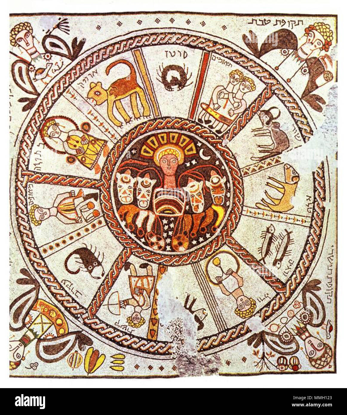 . Inglese: mosaico bizantino di una ruota dello zodiaco - dal VI secolo antica Beth Alpha sinagoga. Situato nei pressi di Beit Alfa kibbitz, nel nord di Israele. Français : Israël - Mosaïque de la sinagoga antica Beit Alfa à la représentaion naive, que l'on croirait dessinée par enfant delle Nazioni Unite. De plus les signes du zodiaque ne sont pas correctement disposés par rapport aux 4 Saisons. Il s'agit d'une mauvaise imitazione, inspirée d'autres mosaiques, où l'exécutant ne comprenait pas réellement ce qu'il dessinait. Il y a aussi la possibilité que les quatres monete ne représentent pas Les Quatre Saisons mais p Foto Stock