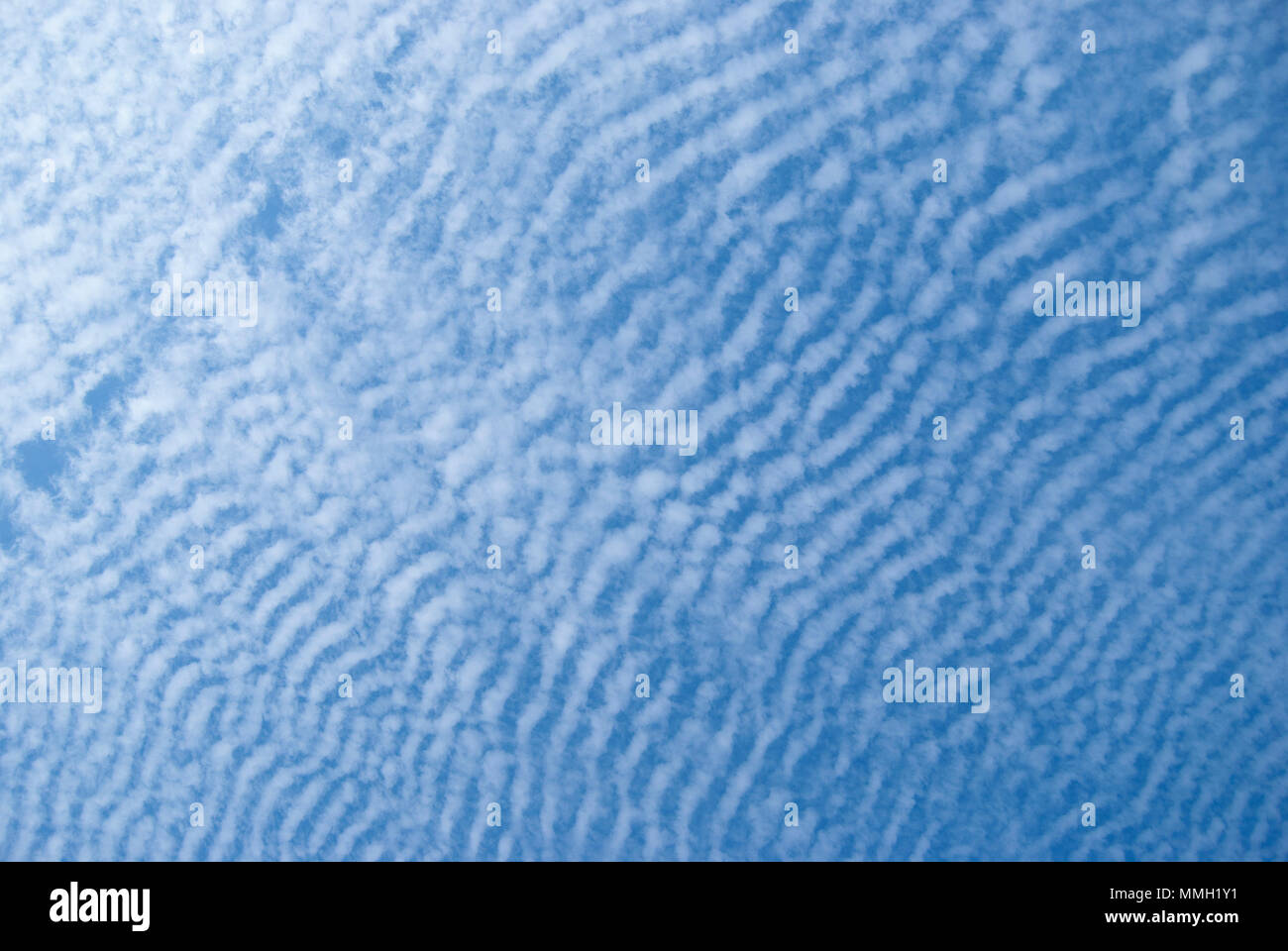 Raro, striped cumulus nuvole nel cielo, prefigurazione di buon tempo Foto Stock