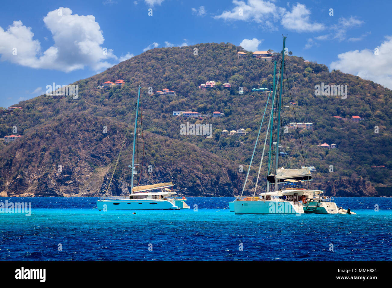 Lusso catamarani a vela nei pressi di un resort Isola in BVI Foto Stock