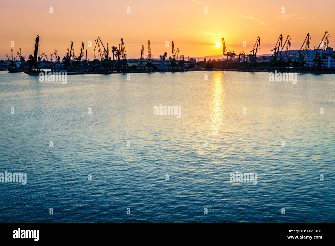 Porto commerciale della città di Varna, Bulgaria al tramonto Foto Stock