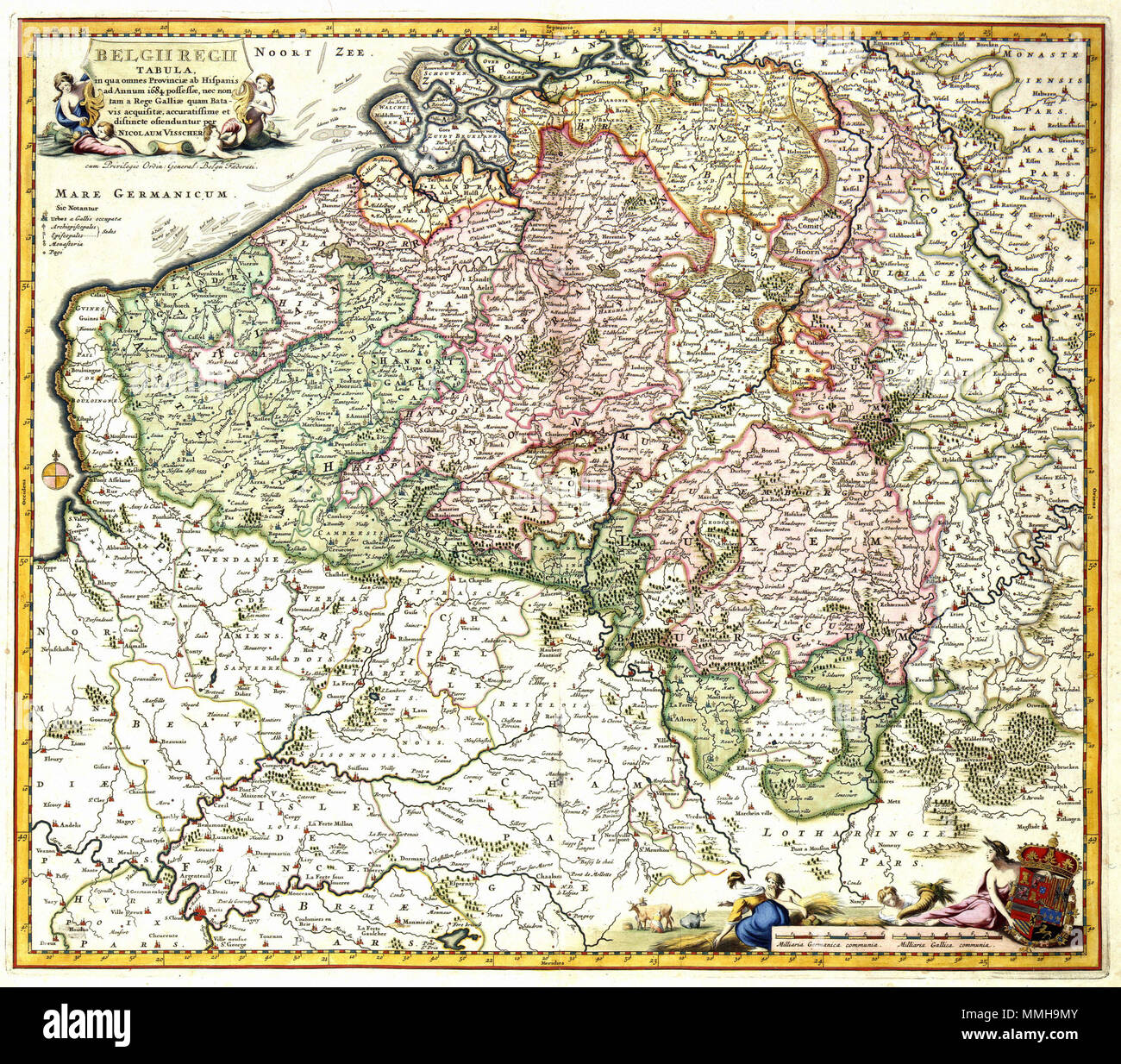 . Nederlands: Deze kaart van de Zuidelijke Nederlanden toont de gebieden die nel 1684 in Spaans bezit waren. De kaart werd porta uitgegeven Nicolaes Visscher II (1649-1702). Inglese: questa mappa della parte sud dei Paesi Bassi mostra le aree occupate dagli Spagnoli nel 1684. La mappa è stata pubblicata da Nicolaes Visscher II (1649-1702). BELGII REGII TABULA in qua omnes Provinciae ab Hispanis ad annum 1684 possessae, nec non tam un Rege Galliae quam acquisitae Batavis, accuratissime. circa 1684. Autore ed editore: Nicolaes Visscher II Atlas Van der Hagen-KW1049B11 056-BELGII REGII TABULA in Foto Stock