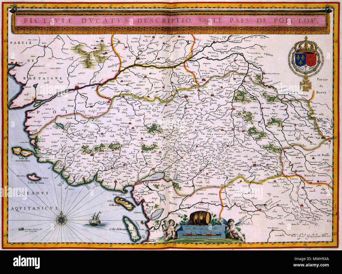 . Nederlands: Deze kaart van het graafschap Poitiers werd nel 1635 porta gepubliceerd Willem Jansz. Blaeu (1571-1638). Het karakter van het gebied als landstreek wordt door het wijnvat, boven de schaalstok tot uitdrukking gebracht. Inglese: questa mappa della contea di Poitiers è stato pubblicato nel 1635 da Willem Jansz. Blaeu (1571-1638). Il carattere del paese è stato rappresentato da botti di vino. PICTAVIAE DVCATVS DESCRIPTIO Vulgo LE PAIS DE POICTONS. 1635. Atlas Van der Hagen-KW1049B12 036-PICTAVIAE DVCATVS DESCRIPTIO Vulgo LE PAIS DE POICTONS Foto Stock
