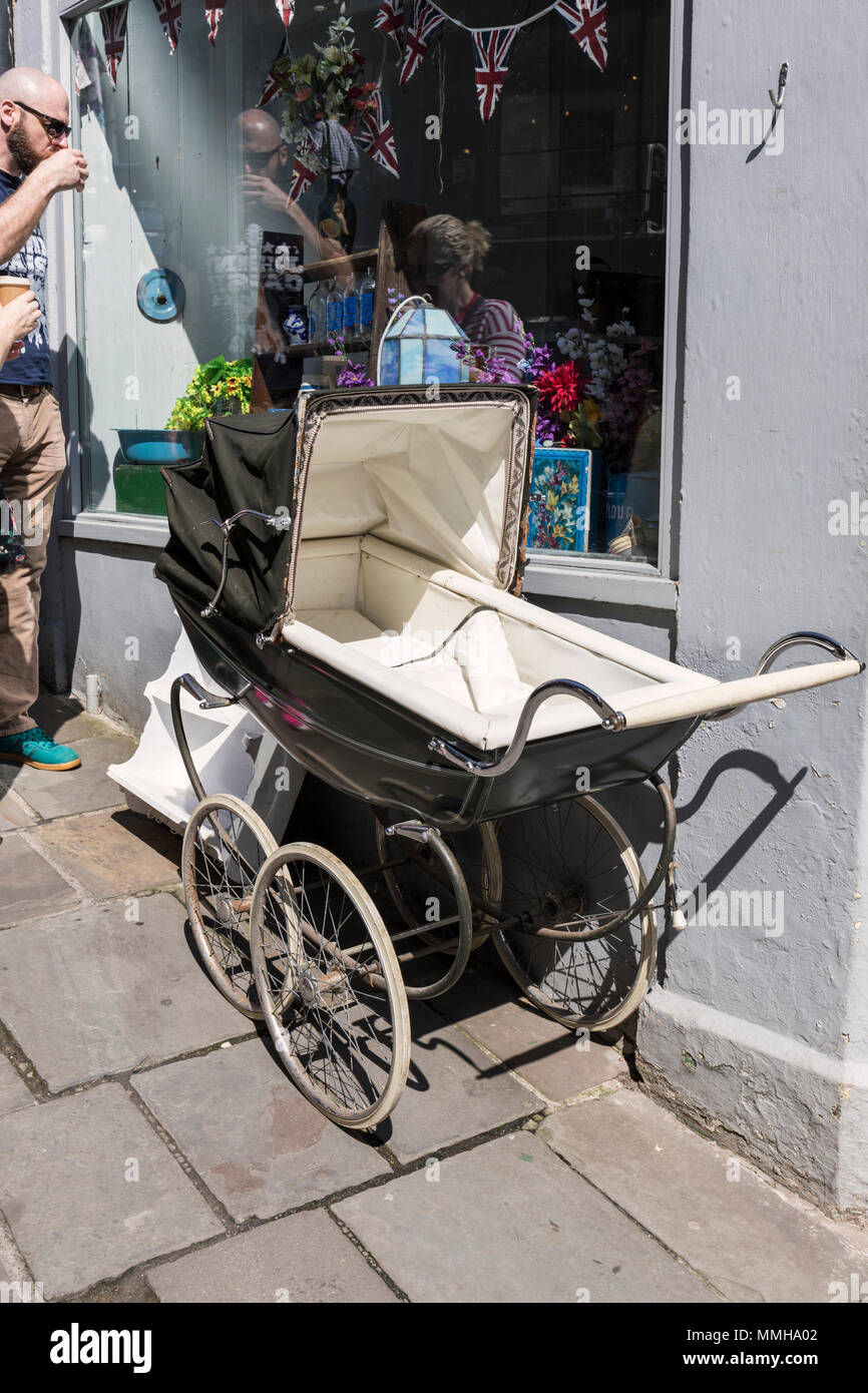 Un vuoto di vecchi pullman vintage costruito la PRAM, Frome mercato domenicale, Frome Somerset, Inghilterra Foto Stock