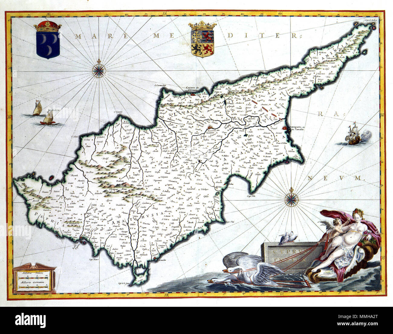 . Nederlands: Het eiland Cipro werd nel 1570 porta troepen Turkse veroverd op de republiek van Venetië. Drie eeuwen lang maakte het deel uit van het Turkse rijk. Deze kaart van het eiland werd nel 1635 porta gepubliceerd Willem Jansz. Blaeu (1571-1638) en Joan Blaeu (1598-1673). Zij maakten daarbij waarschijnlijk gebruik van een veel oudere kaart van de Italiaanse kartograaf Giacomo Gastaldi (1500-1566). Inglese: l'isola di Cipro è stata conquistata nel 1570 dall'esercito Turkse dalla Repubblica di Venezia. Per trecento anni divenne parte dell'Impero Turco. Questa mappa di Cipro è stata pubblicata in Foto Stock
