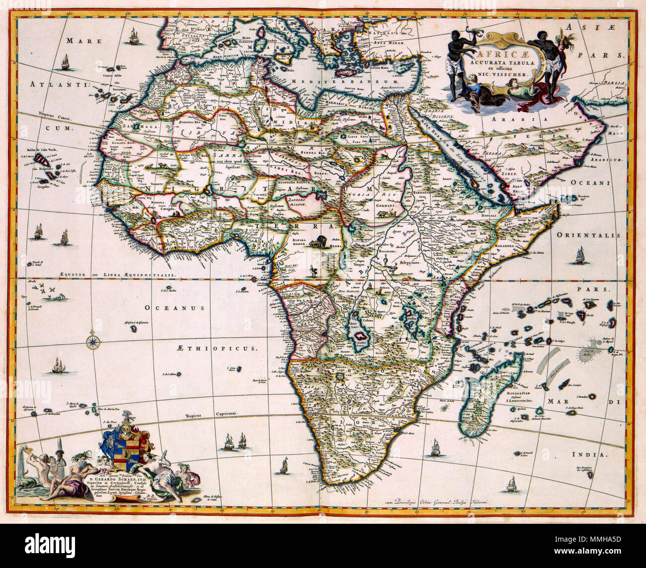 . Nederlands: Afgezien van de kustlijnen è deze kaart van Afrika nauwelijks betrouwbaar. Dat is niet alleen kenmerkend voor deze kaart van Nicolaes Visscher II (1649-1702), maar dat geldt voor alle andere kaarten van Afrika die tijdens de 17de en 18de eeuw werden gepubliceerd. In Pas de tweede helft van de 19de eeuw werden de Afrikaanse binnenlanden beetje voor beetje opengelegd.; Linksonder een opdracht van Nicolaes Visscher II aan Gerard Schaep. Inglese: fatta eccezione per le coste sulla mappa, questa mappa di Africa è difficilmente accurate. Questo fatto non è solo una caratteristica significativa di questo m Foto Stock