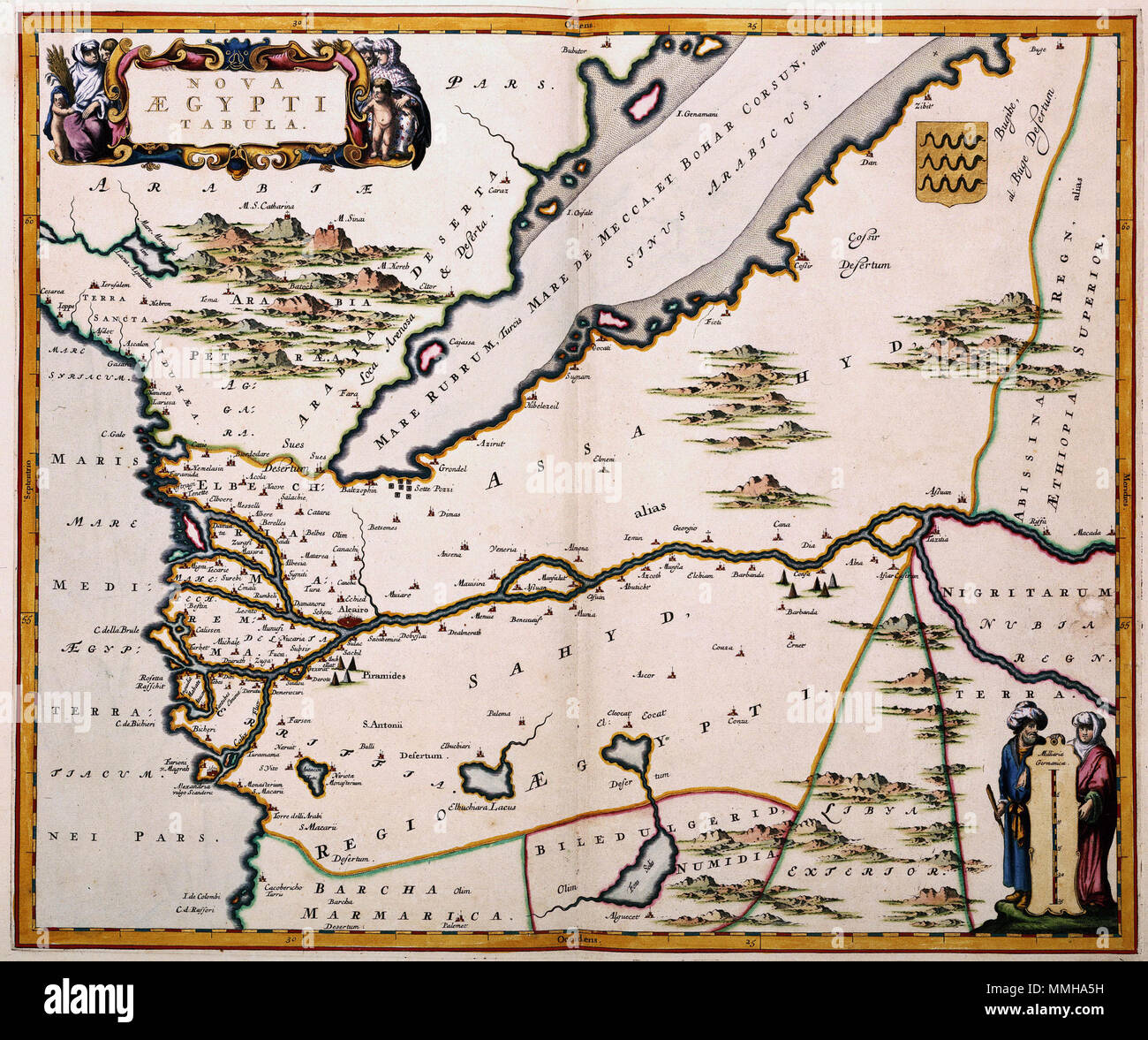 . Nederlands: Deze kaart van Egypte werd in 1662 gepubliceerd in de Atlas Maior van Joan Blaeu (1598-1673). In deze wereldatlas nam Blaeu verschillende gedetailleerde kaarten van Afrikaanse regios op. Het is echter su onbekend aan welke geografische bron Blaeu die informatie ontleende. Inglese: Questa mappa di Egitto è stato pubblicato nel 1662 in Joan Blaeus (1598-1673) Atlas Maior. Le fonti per questa mappa sono sconosciuti. NOVA EGYPTI TABULA.. 1662. Atlas Van der Hagen-KW1049B13 061-NOVA EGYPTI tabula. Foto Stock