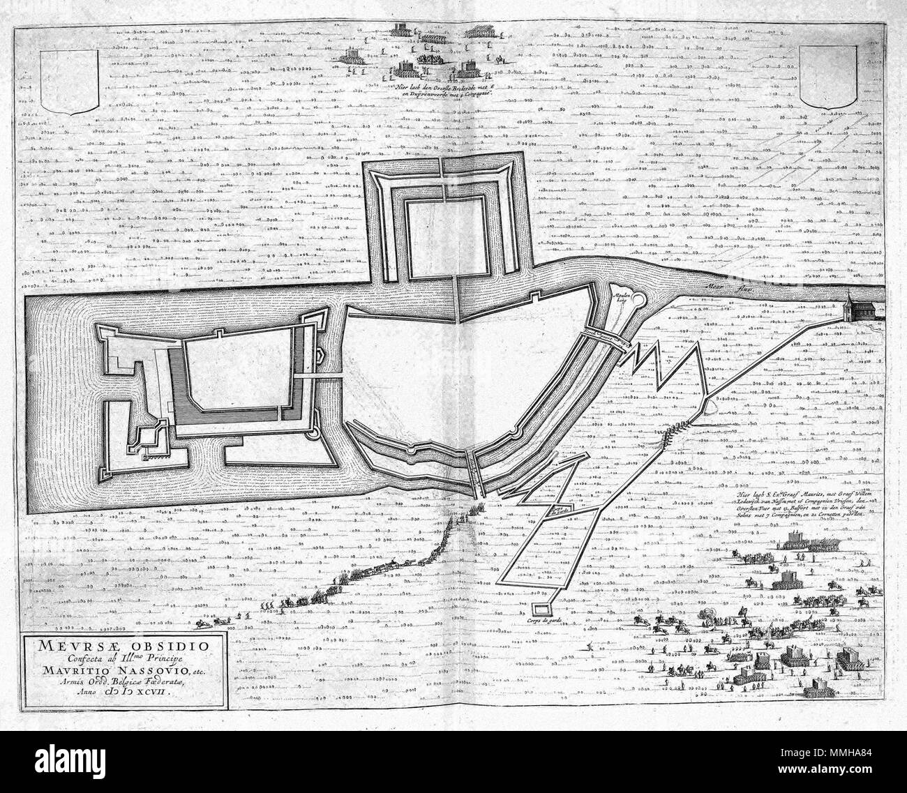 . Nederlands: Het thema van deze kaart è de inname nel 1597 van de Duitse Meurs vesting aan de Rijn porta een Nederlandse legermacht onder aanvoering van Prins Maurits. Rond de la maturazione zien noi de legerkampen van de belegeraars. Inmiddels verlaat het garnizoen de stad. De kaart werd nel 1649 gepubliceerd in het eerste deel van het stedenboek van Joan Blaeu (1596-1673). Inglese: il tema di questa mappa è l'acquisizione nel 1591 della fortezza tedesca Meurs sul Reno da un esercito Olandese guidata dal principe Maurits. La fortezza è circondata da soldati dell esercito e macchine da assedio. La mappa è stata inclusa nel primo Foto Stock