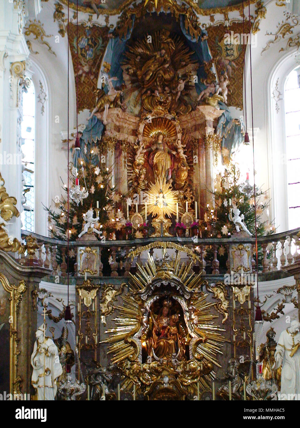 . Altare con le immagini della Vergine Maria e il Bambino, a Andechs' Monastero (Kloster) vicino a Monaco di Baviera, Germania. . Il 29 dicembre 2007. Pvasiliadis 44 Kloster Andechs Monaco di Baviera 20071229 Foto Stock