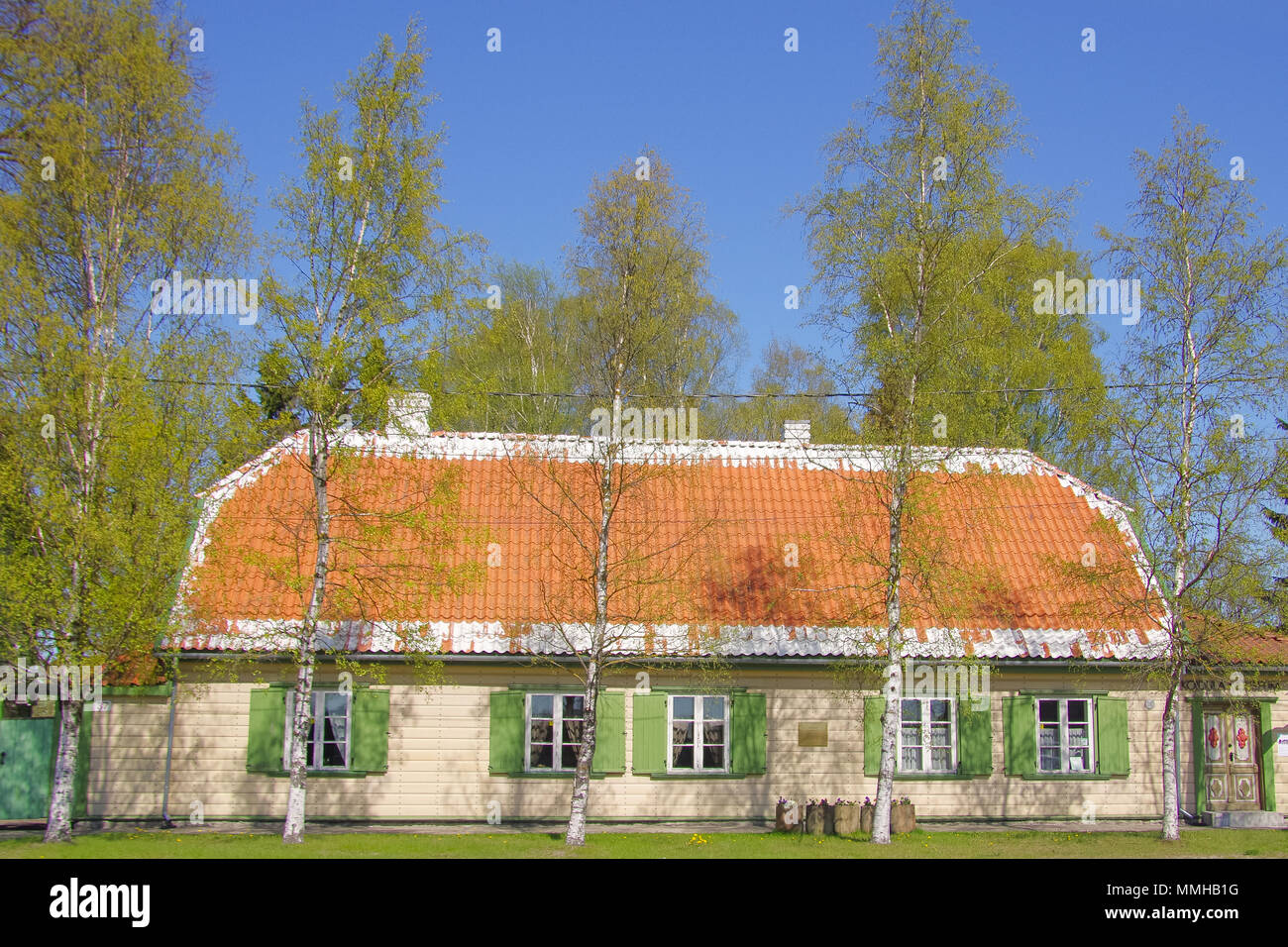 Storica casa del XIX secolo del poeta estone Lydia Koidula Ulejoe nel sobborgo di Parnu, Estonia Foto Stock