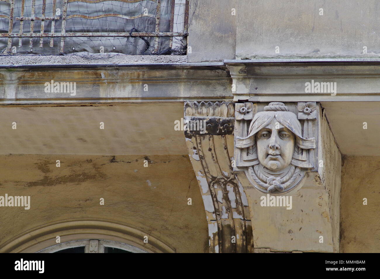 Intonaco decorativo sulla console di una vecchia casa Foto Stock