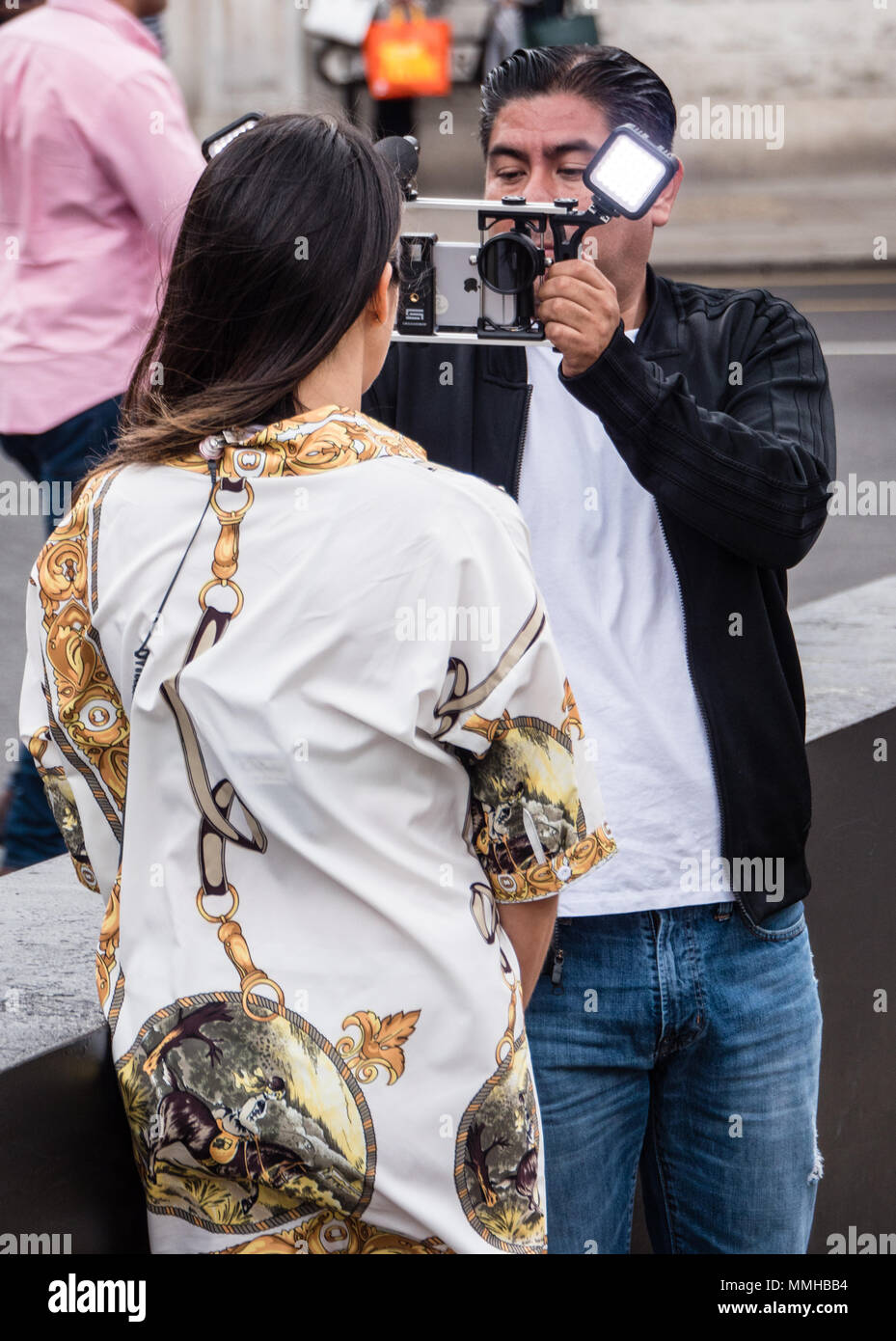 Latin American Reporter, Reporting sul Royal Wedding con la fotocamera di iPhone Rig, Windsor, Castello di Windsor, Berkshire, Inghilterra, Regno Unito, GB. Foto Stock