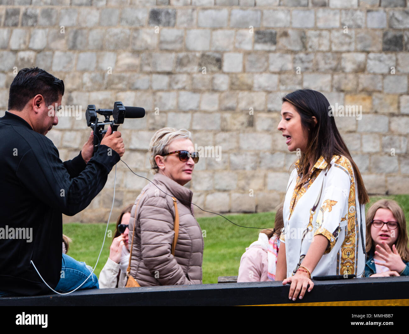 Latin American Reporter, Reporting sul Royal Wedding con la fotocamera di iPhone Rig, Windsor, Castello di Windsor, Berkshire, Inghilterra, Regno Unito, GB. Foto Stock