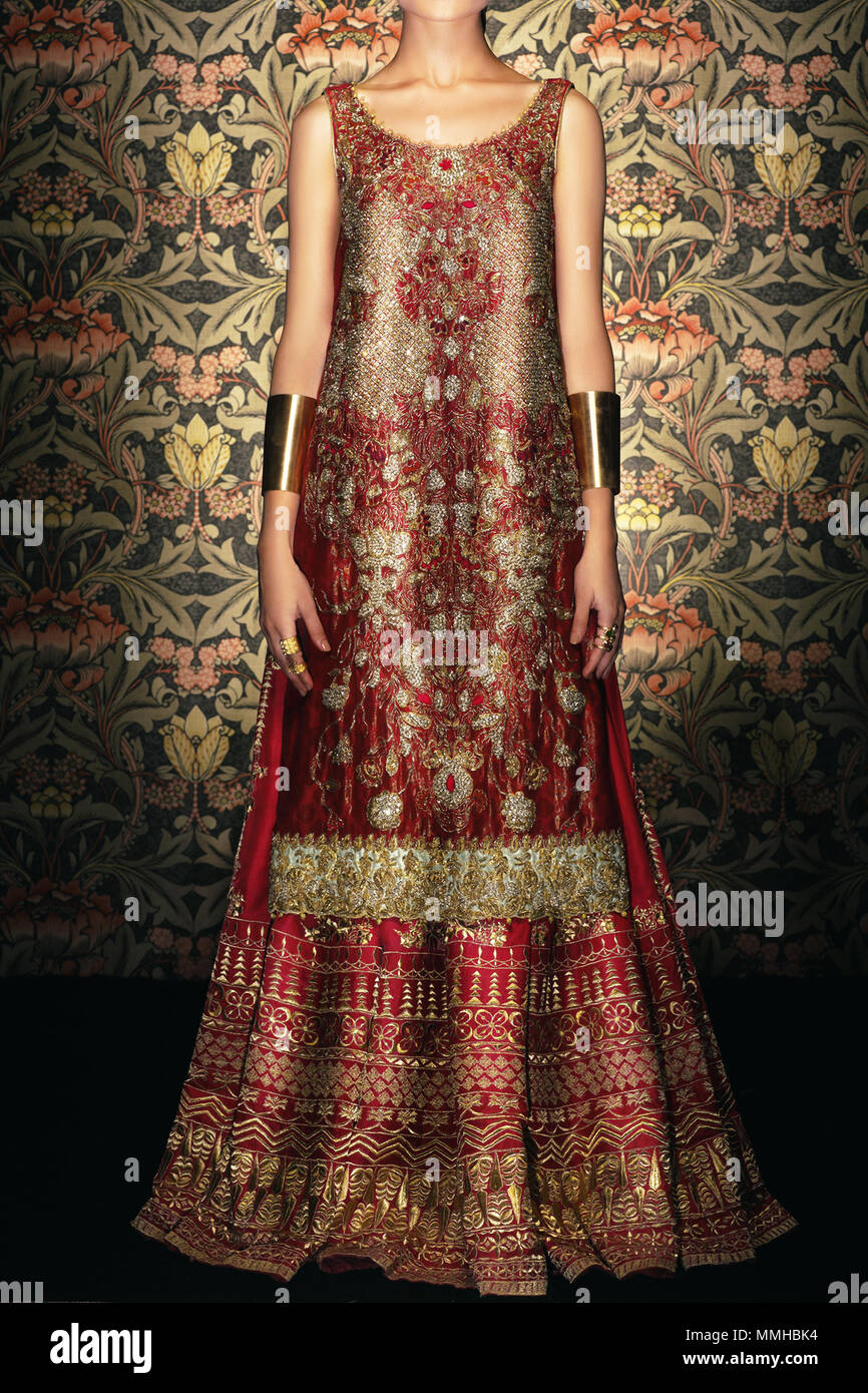 Il Pakistan e le donne indiane moda modello che mostra abito da sposa e collana o orecchini Foto Stock