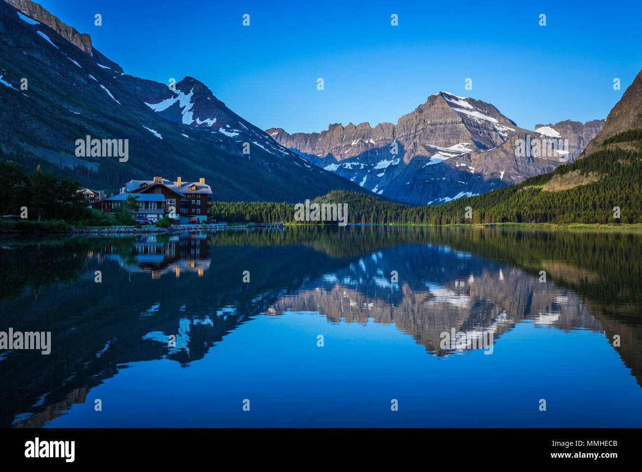 Swiftcurrent Lago e riflessi di Grinnel e Punto di Mount Henkel nel Parco Nazionale di Glacier, Montana, USA. Foto Stock