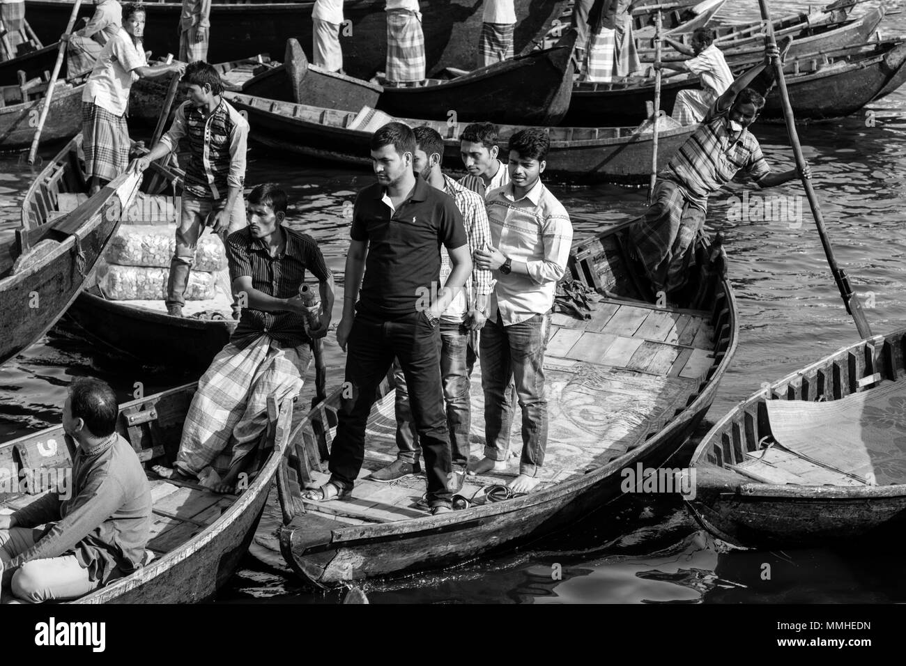 Dacca in Bangladesh, 24 Febbraio 2017: i passeggeri arrivino in un taxi in legno barca al terminale Sadarghat a Dacca in Bangladesh Foto Stock