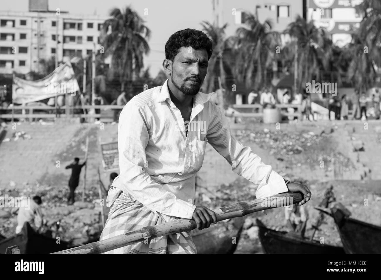 Dacca in Bangladesh, 24 Febbraio 2017: vista ravvicinata di un vogatore in un taxi boat dal punto di vista del passeggero sul fiume Buriganga nel divieto di Dhaka Foto Stock
