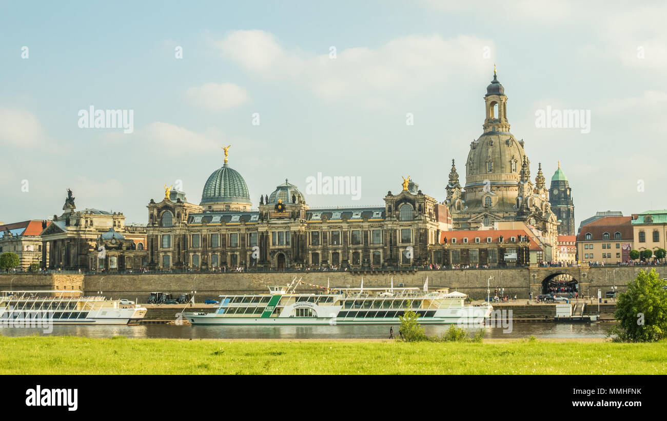 Dresda e del fiume Elba, Germania, con la cupola della chiesa di Nostra Signora (Frauenkirche) a destra. La Terrazza di Brühl aka Balcone d'Europa può essere visto. Foto Stock