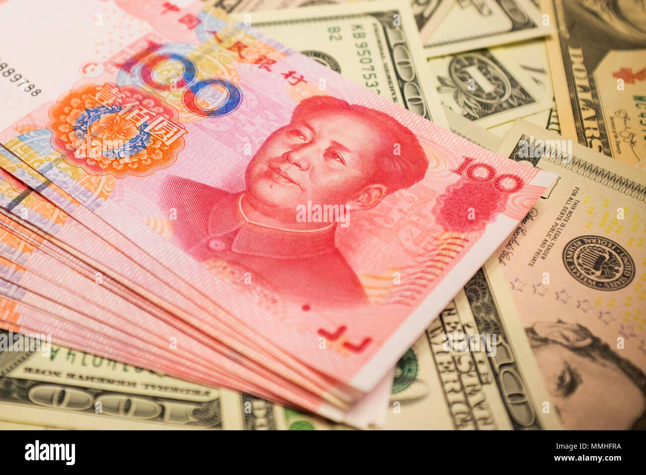 Yuan cinese nota e il dollaro Usa sfondo (tasso di cambio concetto) Foto Stock