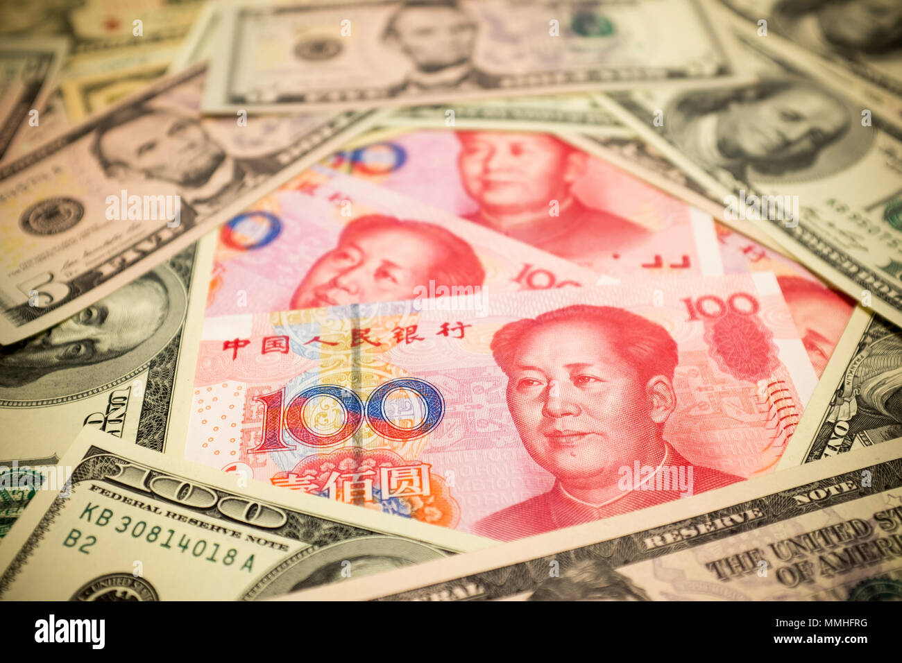 Yuan cinese nota e il dollaro Usa sfondo (tasso di cambio concetto) Foto Stock