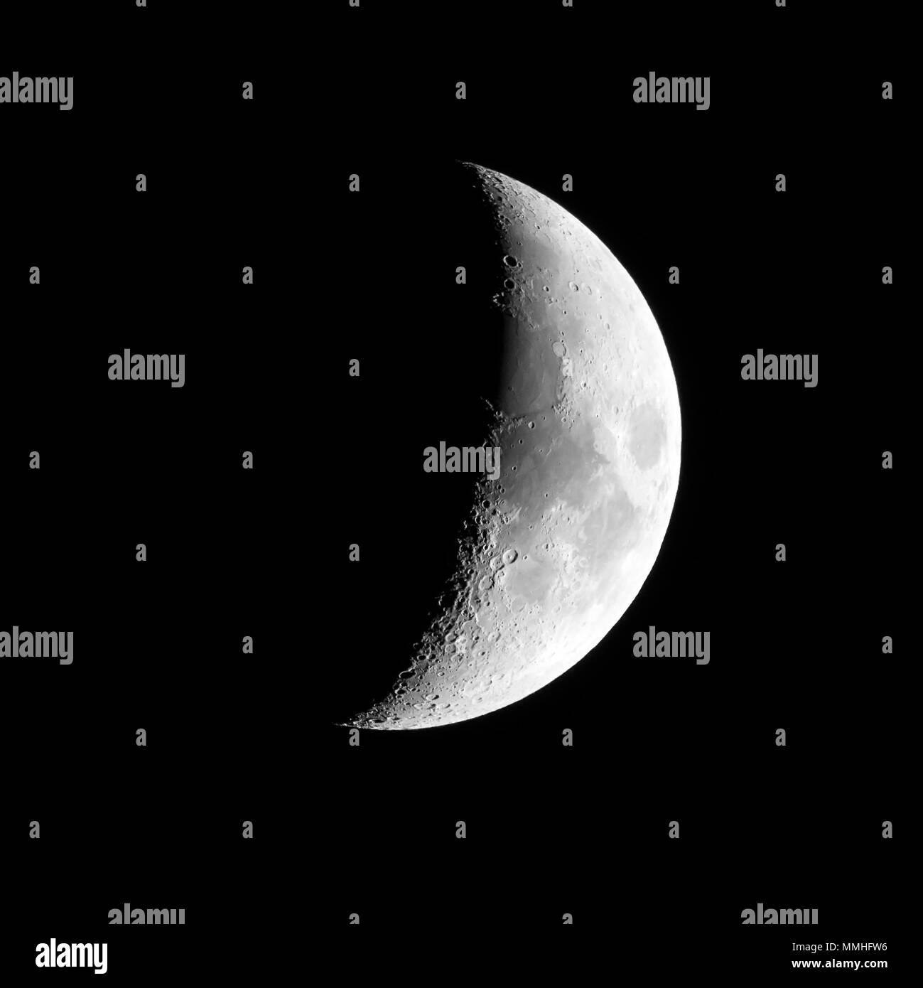 Luna su una chiara notte. Prese a Mosca nel maggio 2016 Foto Stock