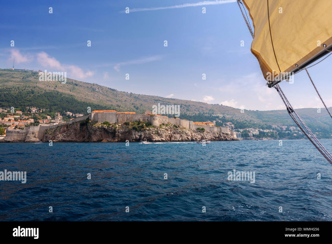 Le mura della Città di Stari Grad (Città Vecchia) di Dubrovnik, Croazia, da seaward Foto Stock