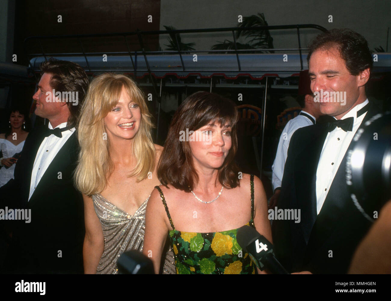 BURBANK, CA - Giugno 02: (L-R) attore Kurt Russell, attrice Goldie Hawn, attrice Sally Field e Alan Greisman frequentare Warner Bros Studio riconsacrazione evento al Warner Bros Studios il 2 giugno 1990 di Burbank, in California. Foto di Barry re/Alamy Stock Photo Foto Stock