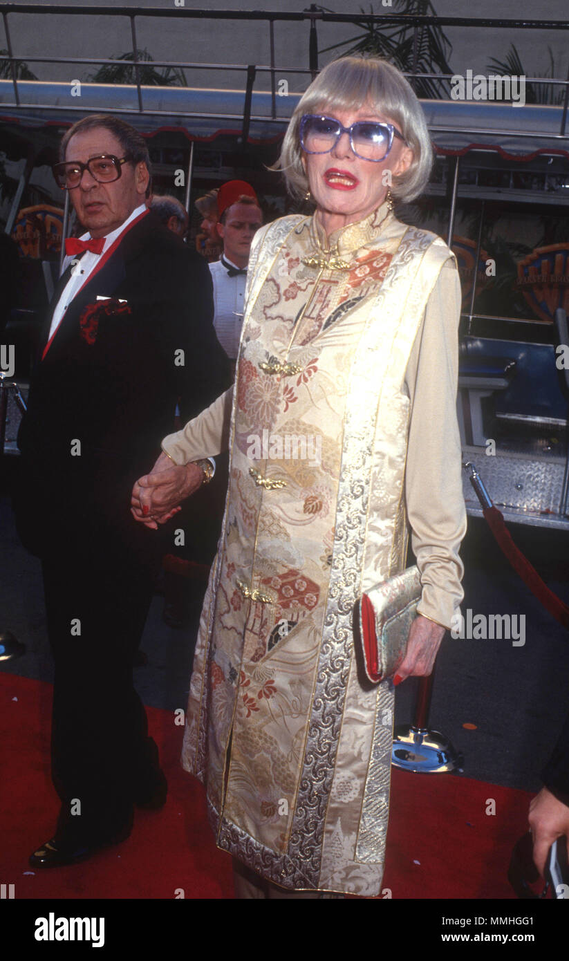 BURBANK, CA - Giugno 02: attrice Eva Arden e il marito Don Gummer frequentare Warner Bros Studio riconsacrazione evento al Warner Bros Studios il 2 giugno 1990 di Burbank, in California. Foto di Barry re/Alamy Stock Photo Foto Stock