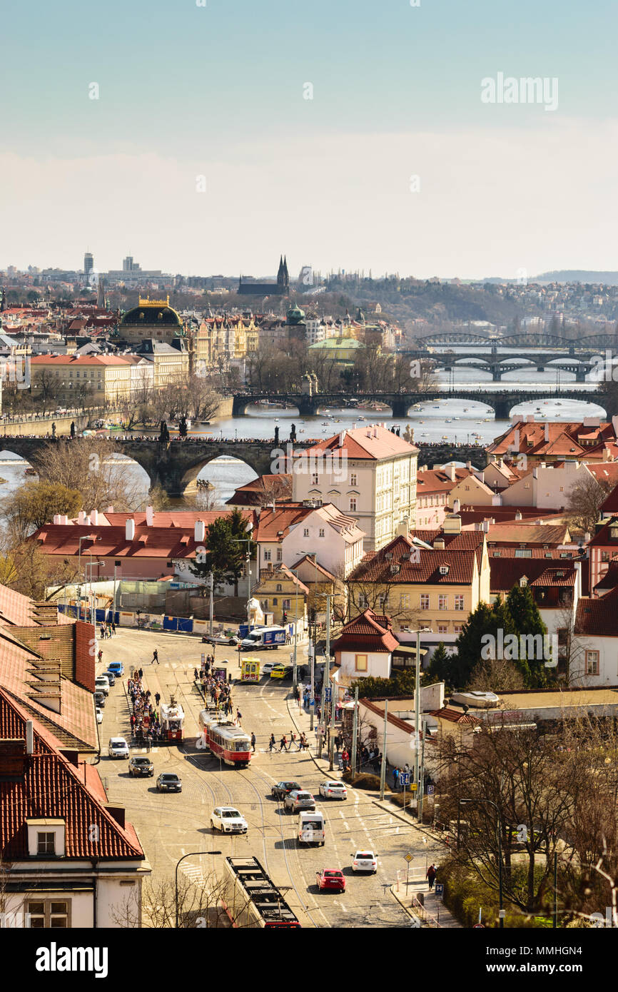 Strada trafficata del centro di Praga Foto Stock