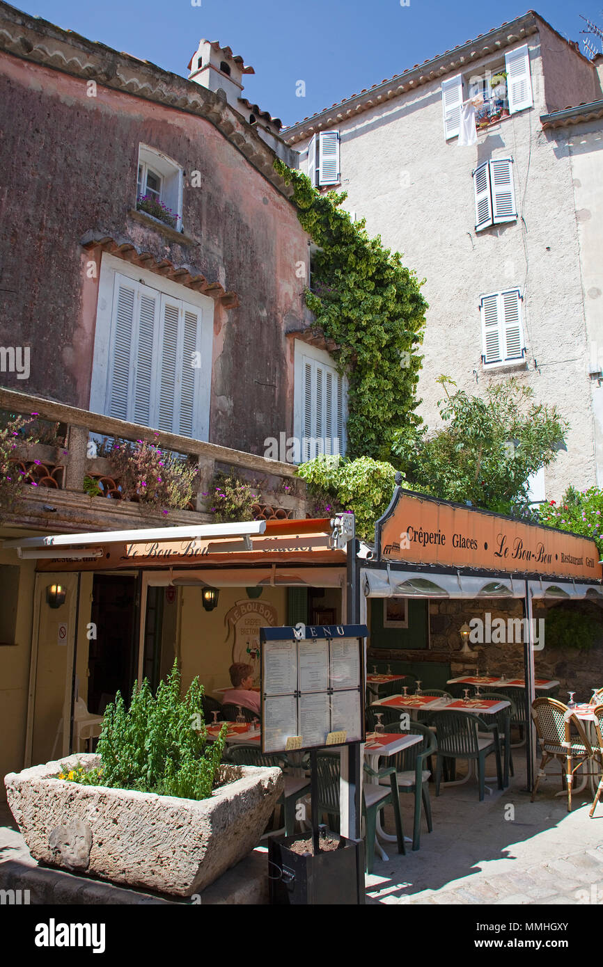 Il piccolo ristorante al villaggio medievale di Grimaud, Cote d'Azur, in Francia del Sud, Francia, Europa Foto Stock