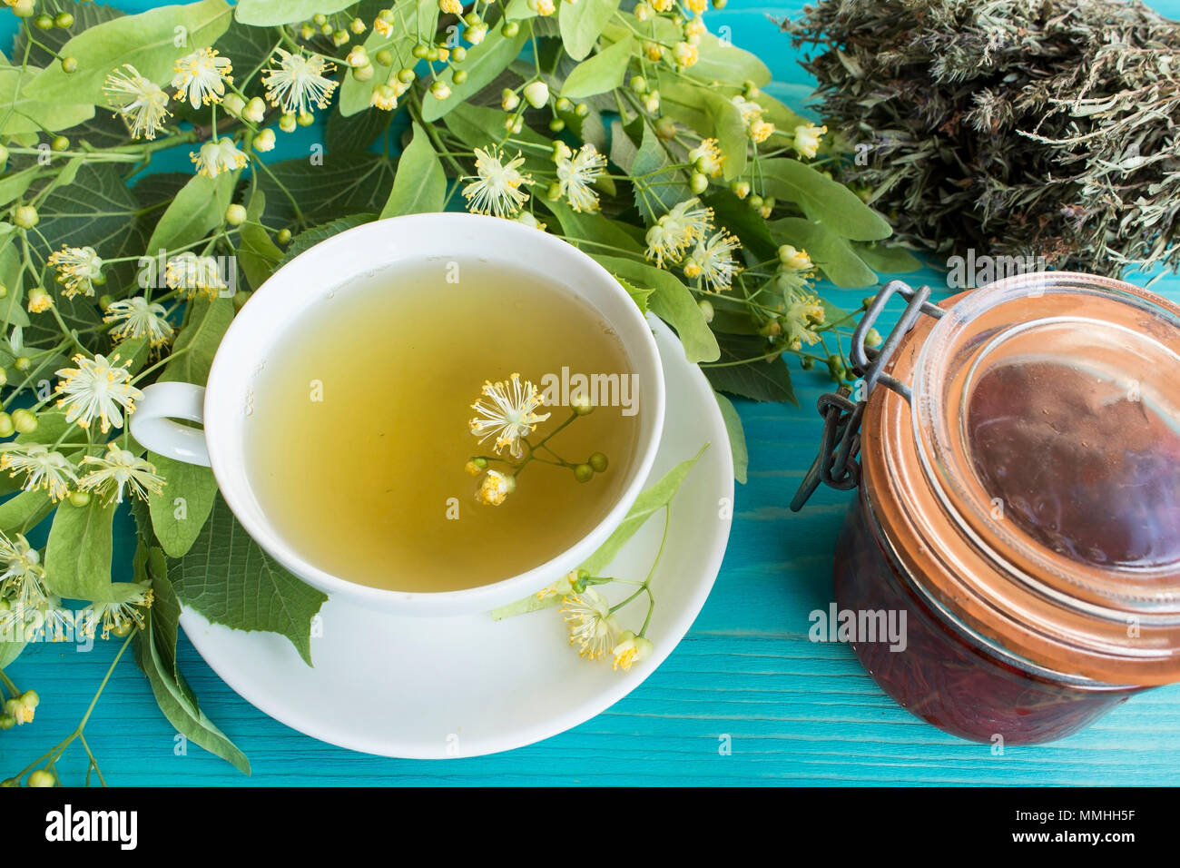 La medicina di erbe, Linden Tè, salato e olio di iperico. Foto Stock