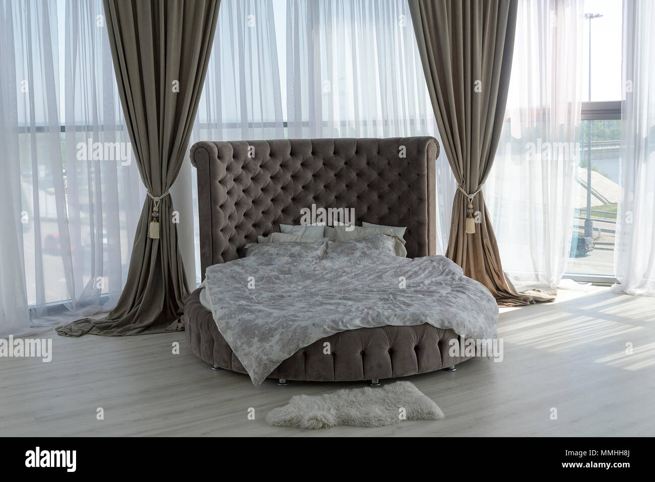 L\'interno di una magnifica camera da letto con un letto rotondo e ... L\'interno di una magnifica camera da letto con un letto rotondo e ...