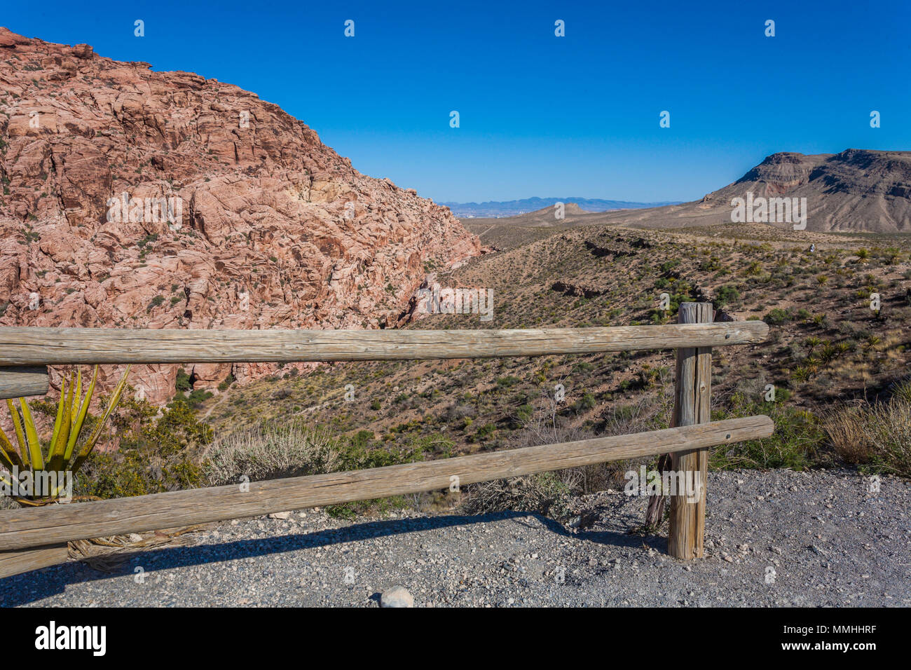Recinzione in legno lungo il bordo della scogliera sul sentiero attraverso il Red Rock Canyon National Conservation Area al di fuori di Las Vegas, Nevada Foto Stock