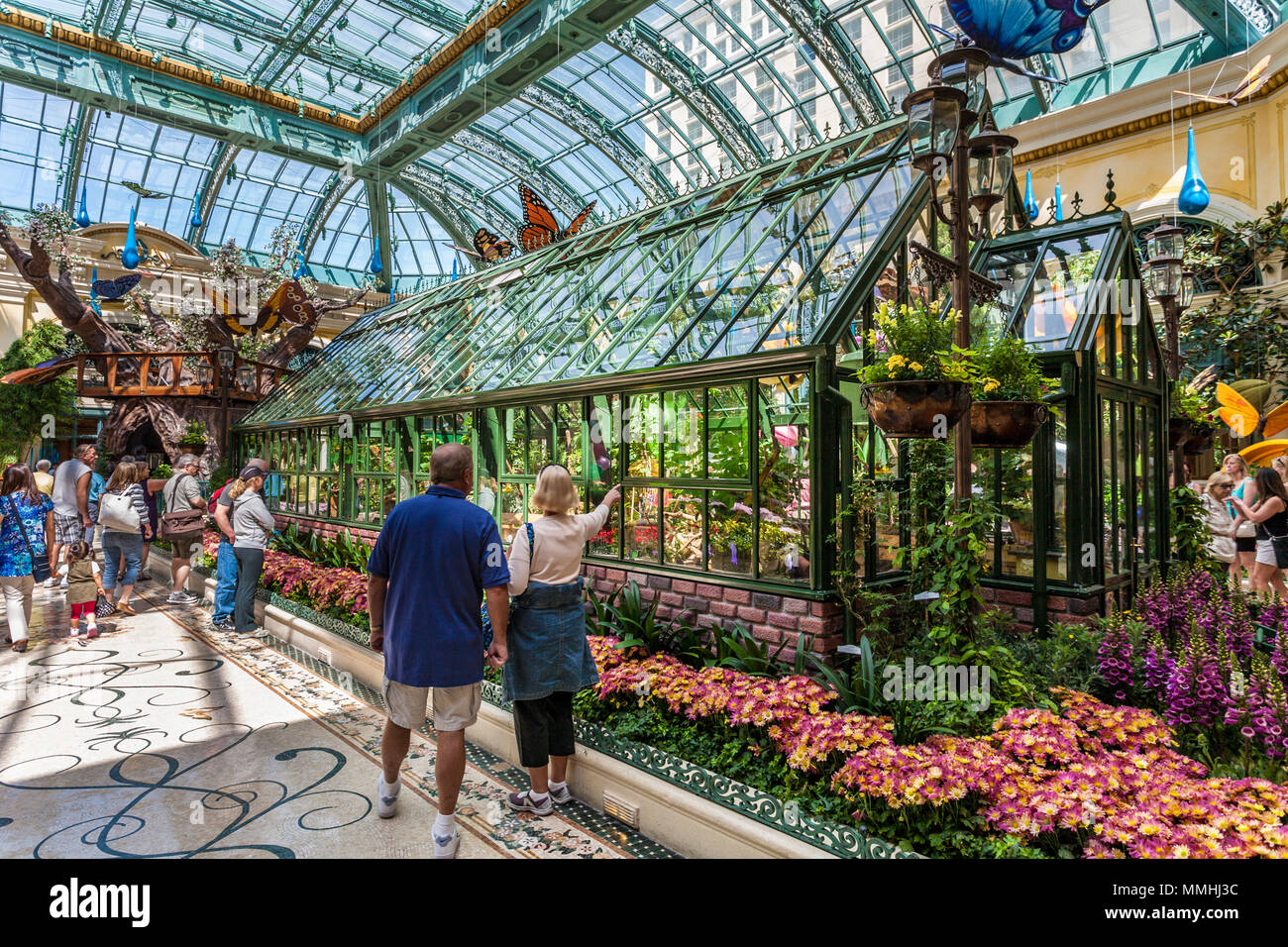 I turisti che visitano il Conservatory & Botanical Gardens di Bellagio nel Bellagio Luxury Resort and Casino sulla Las Vegas Strip a Paradise, Nevada Foto Stock