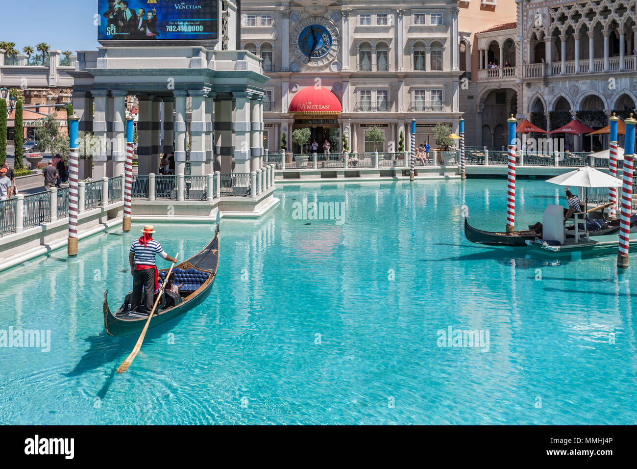 Gondolieri trasportare passeggeri per turismo su giri in gondola al Venetian Resort Hotel Casino sul Las Vegas Strip in Paradise, Nevada Foto Stock