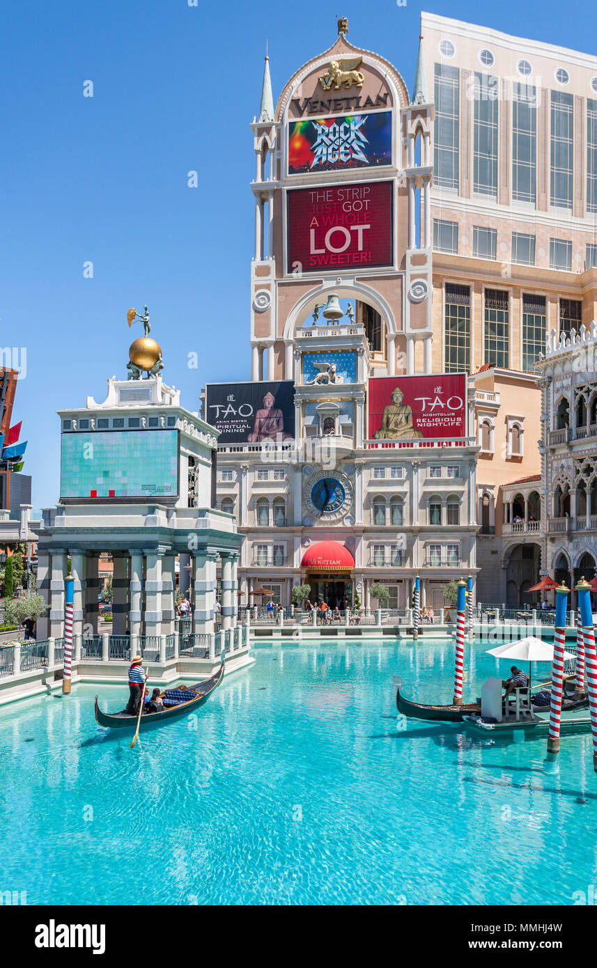 Gondolieri trasportare passeggeri per turismo su giri in gondola al Venetian Resort Hotel Casino sul Las Vegas Strip in Paradise, Nevada Foto Stock