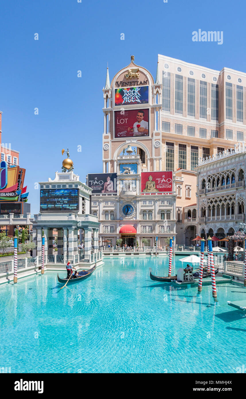 Gondolieri trasportare passeggeri per turismo su giri in gondola al Venetian Resort Hotel Casino sul Las Vegas Strip in Paradise, Nevada Foto Stock