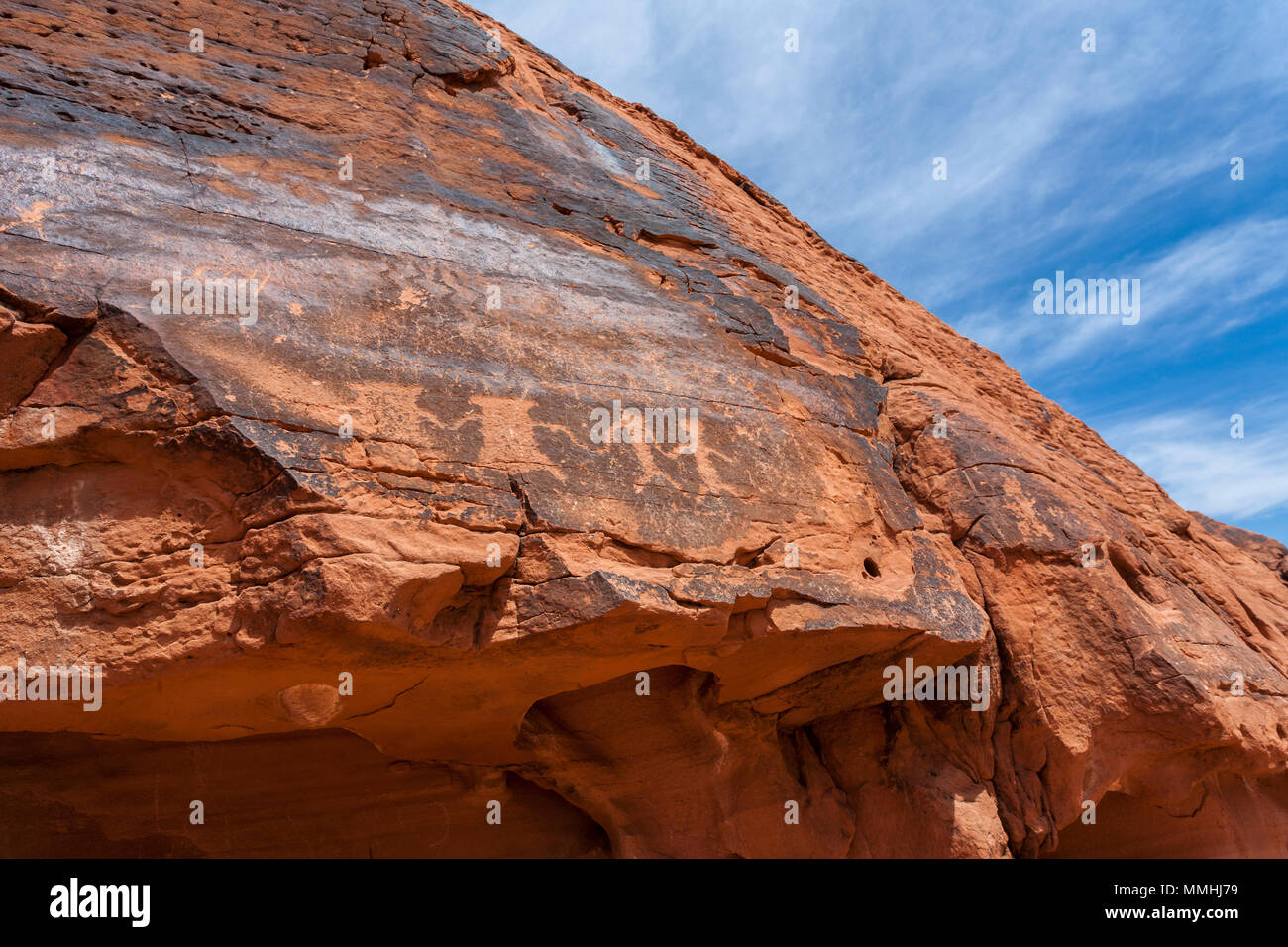 Simboli incisi in rosso Aztec roccia arenaria formazioni in il Parco della Valle di Fire State in Overton, Nevada a nord-est di Las Vegas Foto Stock