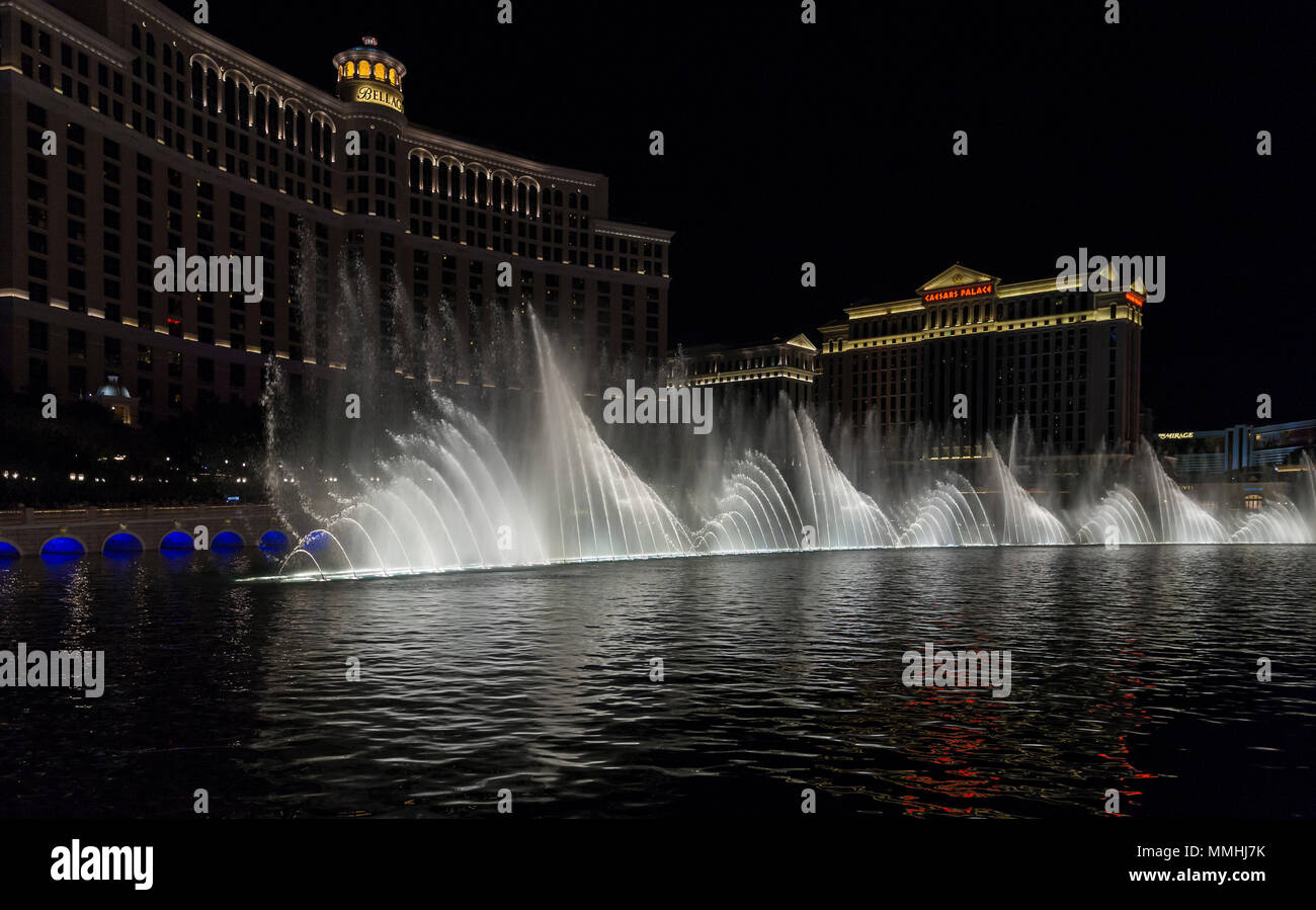 Le famose fontane del Bellagio Water show insieme alla musica e drammaticamente illuminata di notte Foto Stock