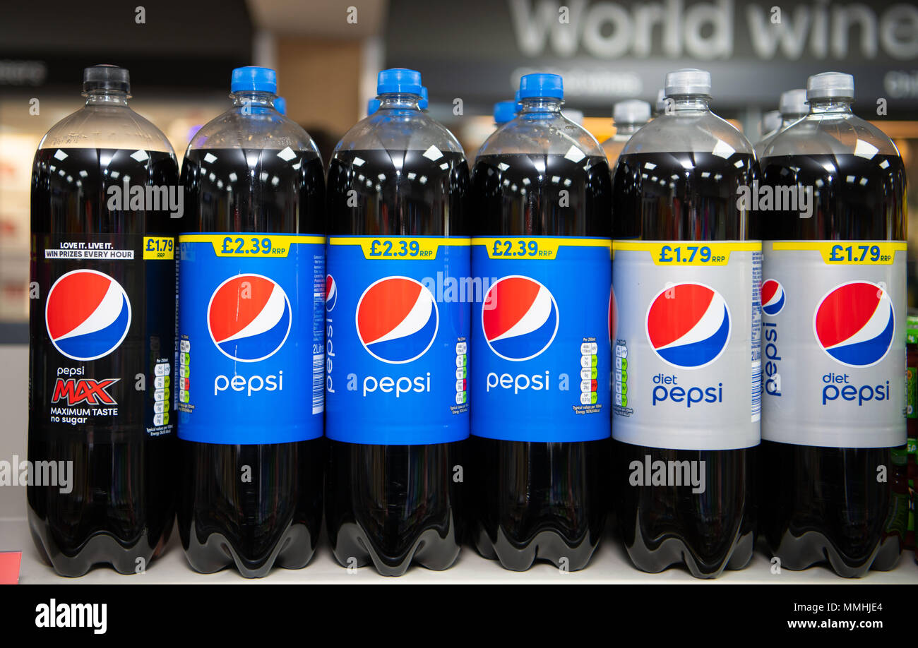 Grandi bottiglie da 2 litri di Pepsi bevande gassate in esposizione su uno scaffale di supermercato. Foto Stock