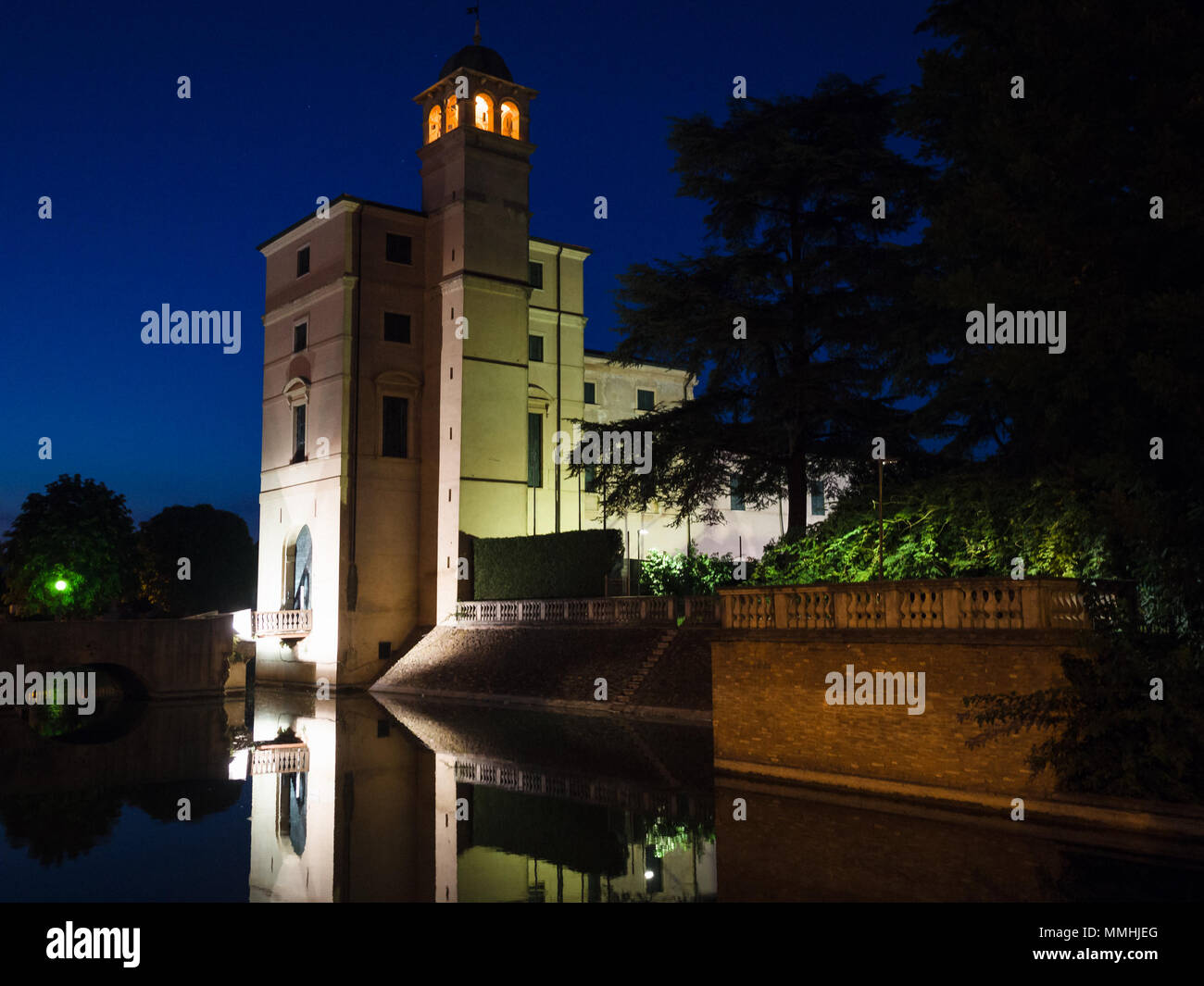 Villa Sagramoso, noto anche come "il castello", è la sede comunale di Zevio, in provincia di Verona. Foto Stock