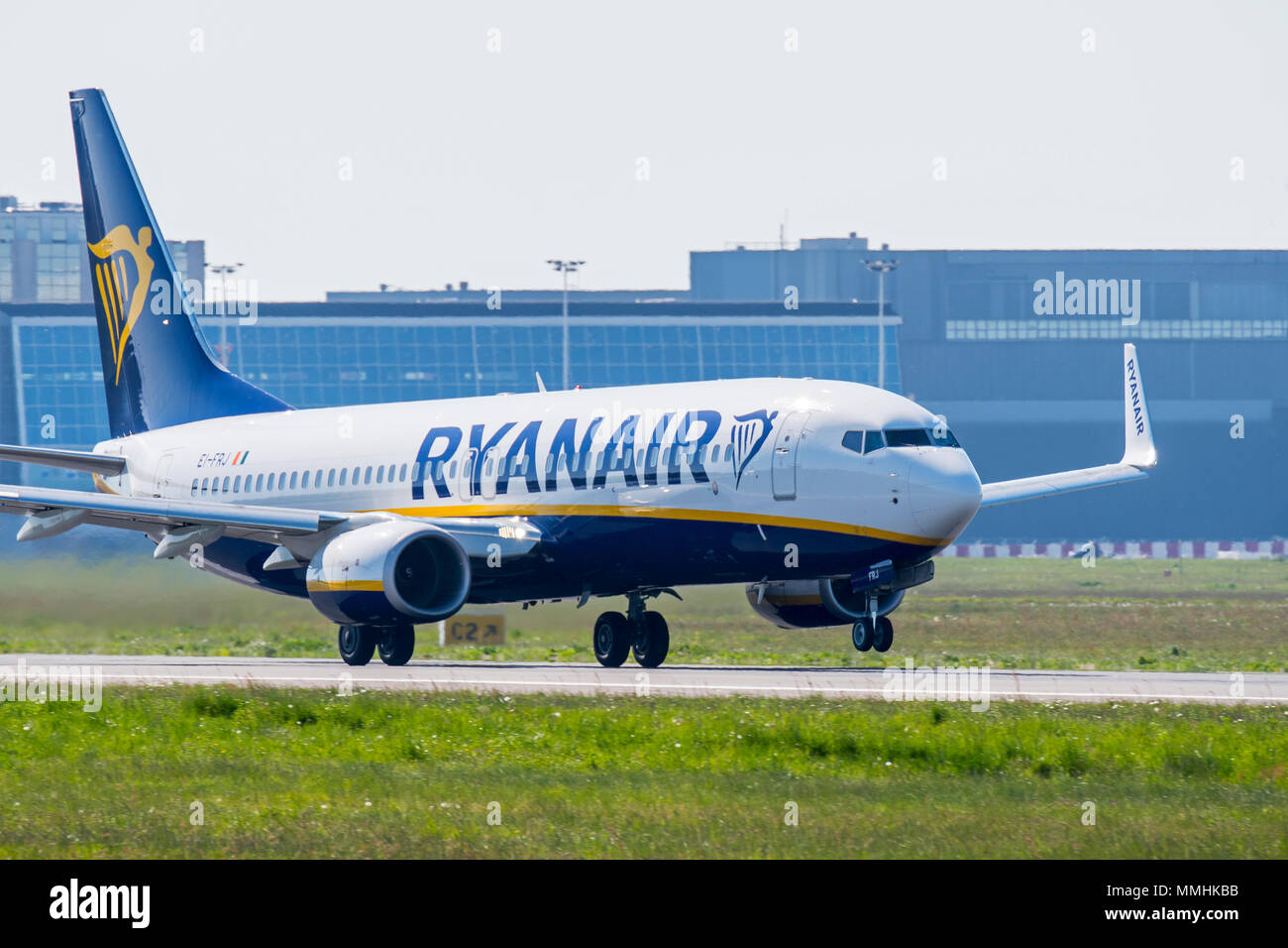 Boeing 737-8come, a breve e medio raggio stretto twinjet-corpo aereo di linea da Ryanair DAC, irlandese compagnia aerea low-cost tenendo fuori dalla pista Foto Stock