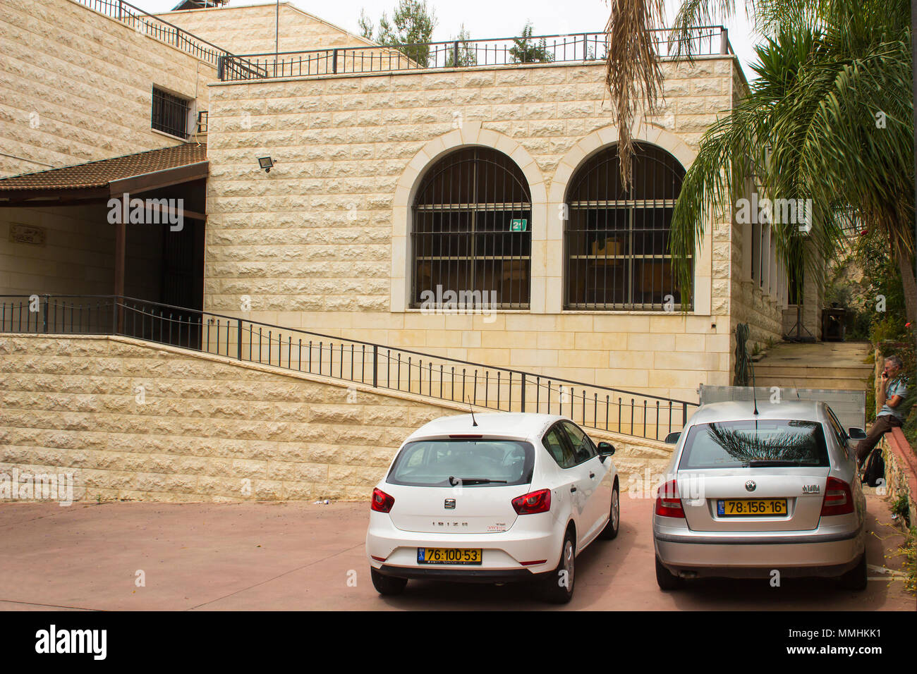 7 maggio 2018 vetture parcheggiate fuori i Fratelli Cristiani luogo di incontro nella vecchia città originale di Nazaret Israele su un vago Domenica mattina Foto Stock