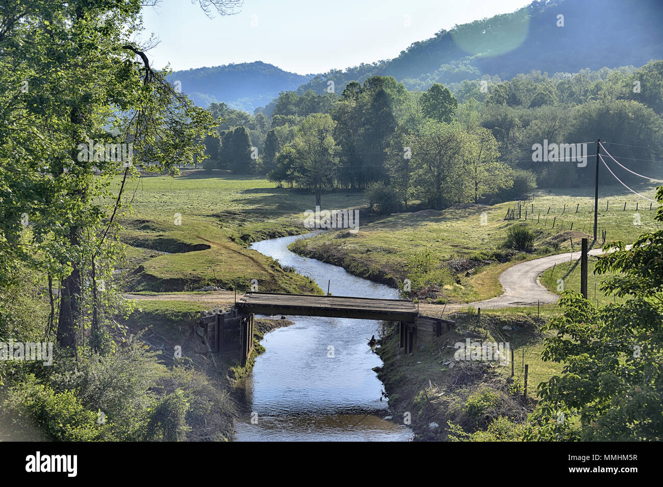 Una corrente attraversa una fertile valle in America rurale Foto Stock