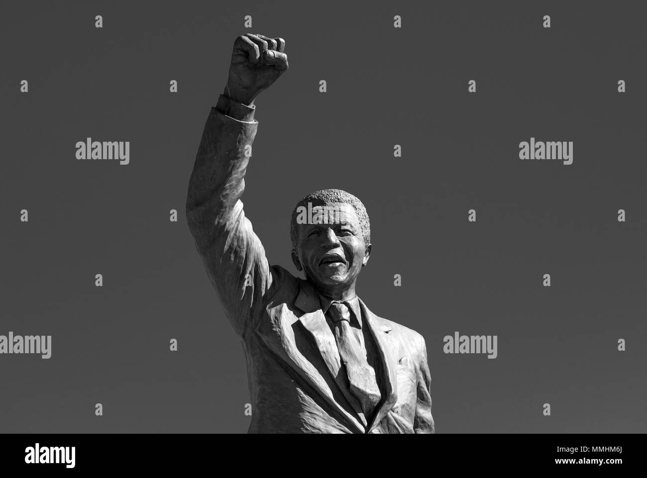 Nelson Mandela ritratto statua in bianco e nero, Drakenstein Correctional Centre, Paarl, Città del Capo, Sud Africa. Foto Stock