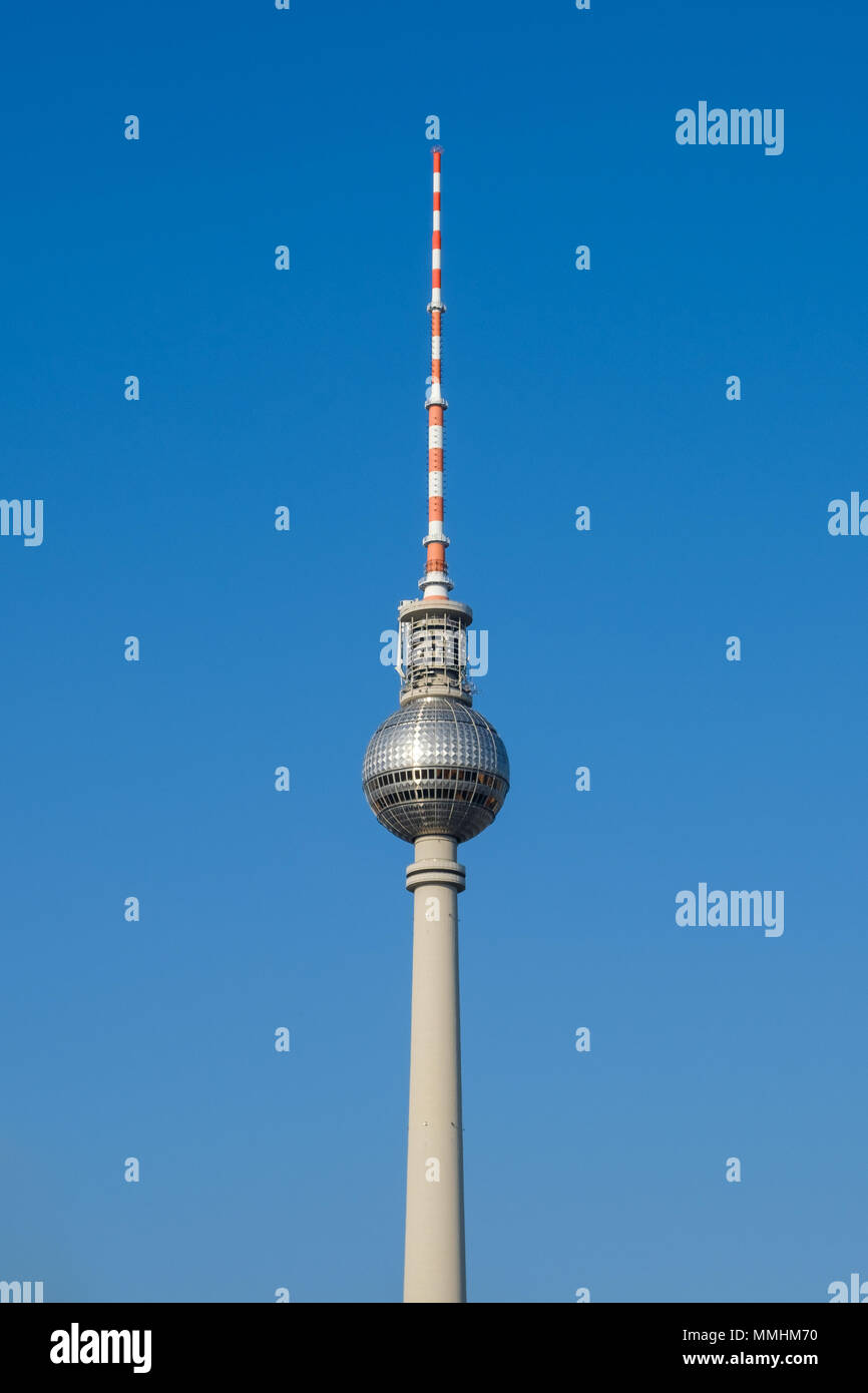 Berlino, Germania - maggio 2018: la torre della televisione / TV Tower (Fernsehturm), la più famosa attrazione a Berlino, Germania Foto Stock