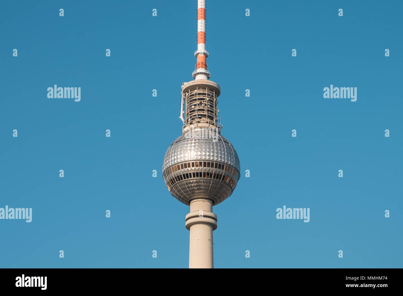 Berlino, Germania - maggio 2018: la torre della televisione / TV Tower (Fernsehturm), la più famosa attrazione a Berlino, Germania Foto Stock
