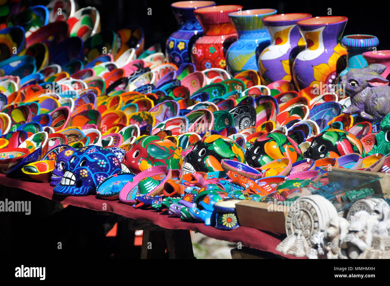 Ceramiche colorate in vendita come souvenir della penisola dello Yucatan, Quintana Roo, Messico Foto Stock