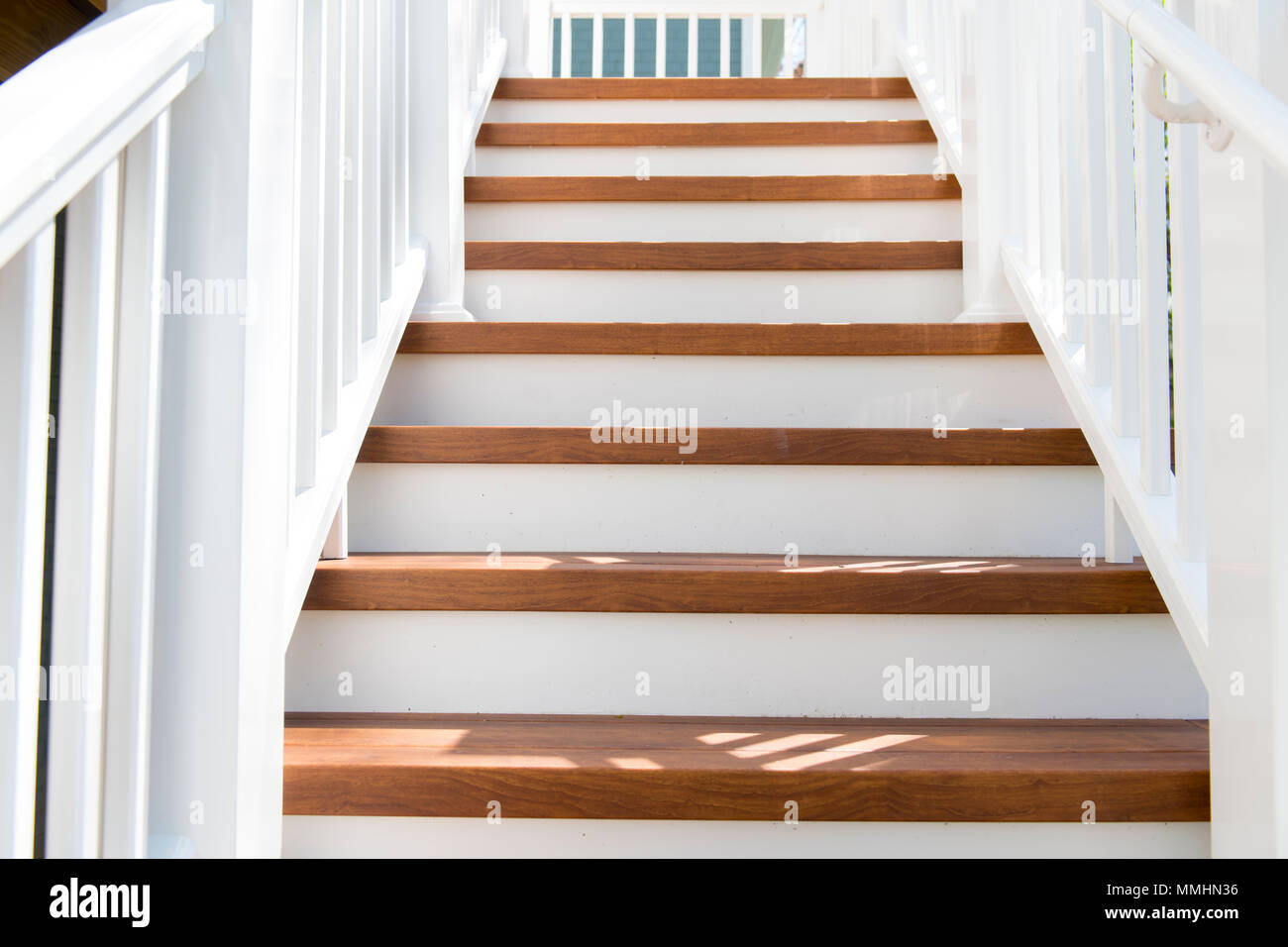 Casa all'aperto scalinata con legno artificiale fasi alternativa lungo il materiale durevole Foto Stock