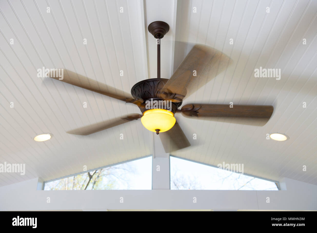 Home ventilatore da soffitto con luce di raffreddamento elettrica movimento del vento Foto Stock