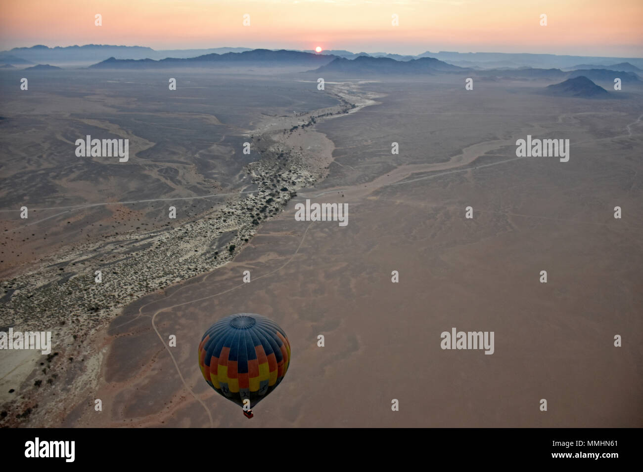 Volo in mongolfiera ad aria calda sopra il deserto del Namib, area Sossusvlei, Sesriem, Namibia Foto Stock